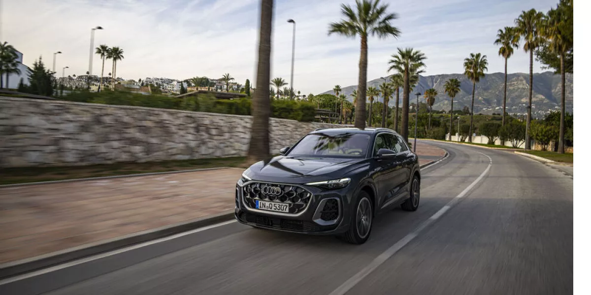 Vista lateral de un coche de Renting Audi Q4 Sportback e-tron, color gris, aparcado en carretera