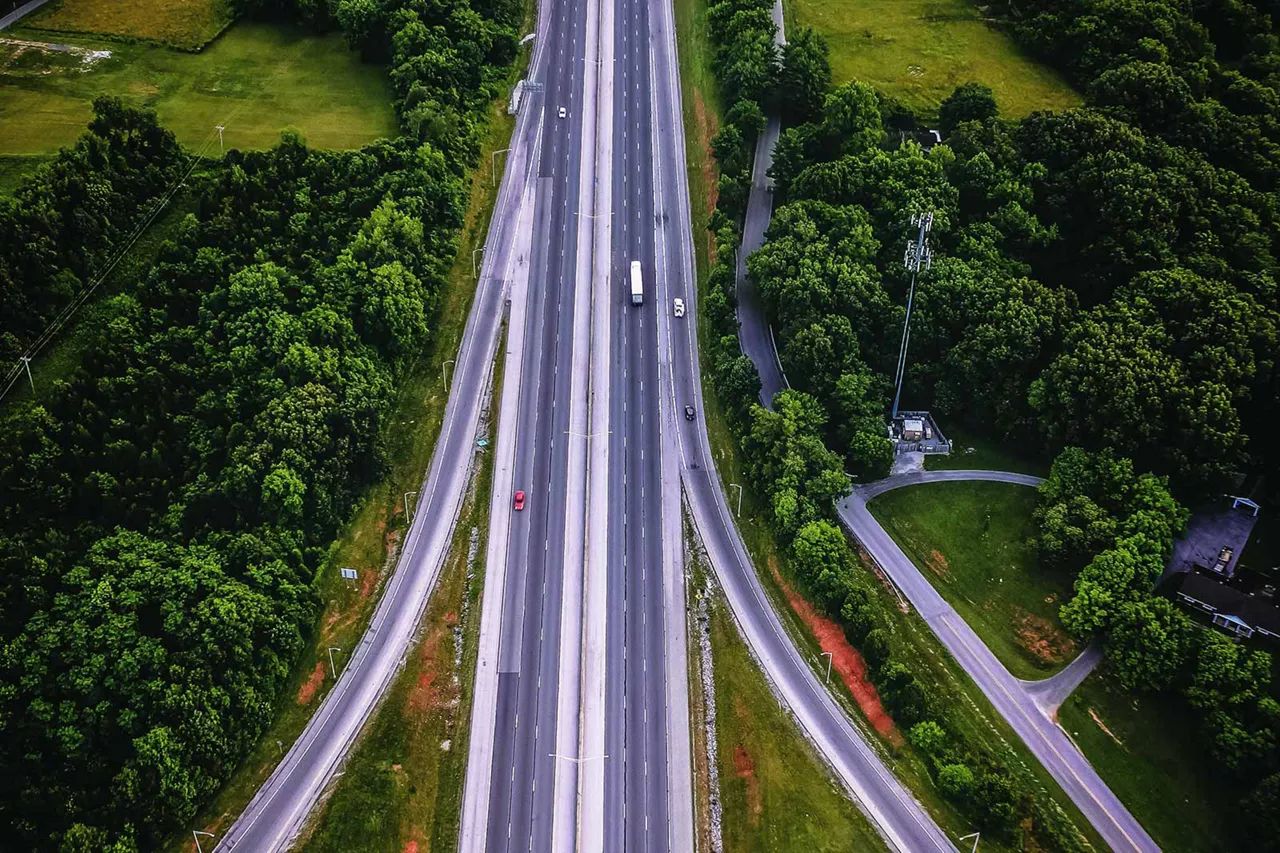 autobahn-mit-fahrzeugen-aus-vogelperspektive