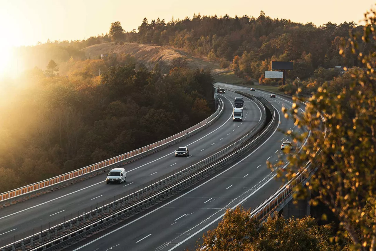 fahrzeuge-auf-autobahn-bei-sonnenuntergang