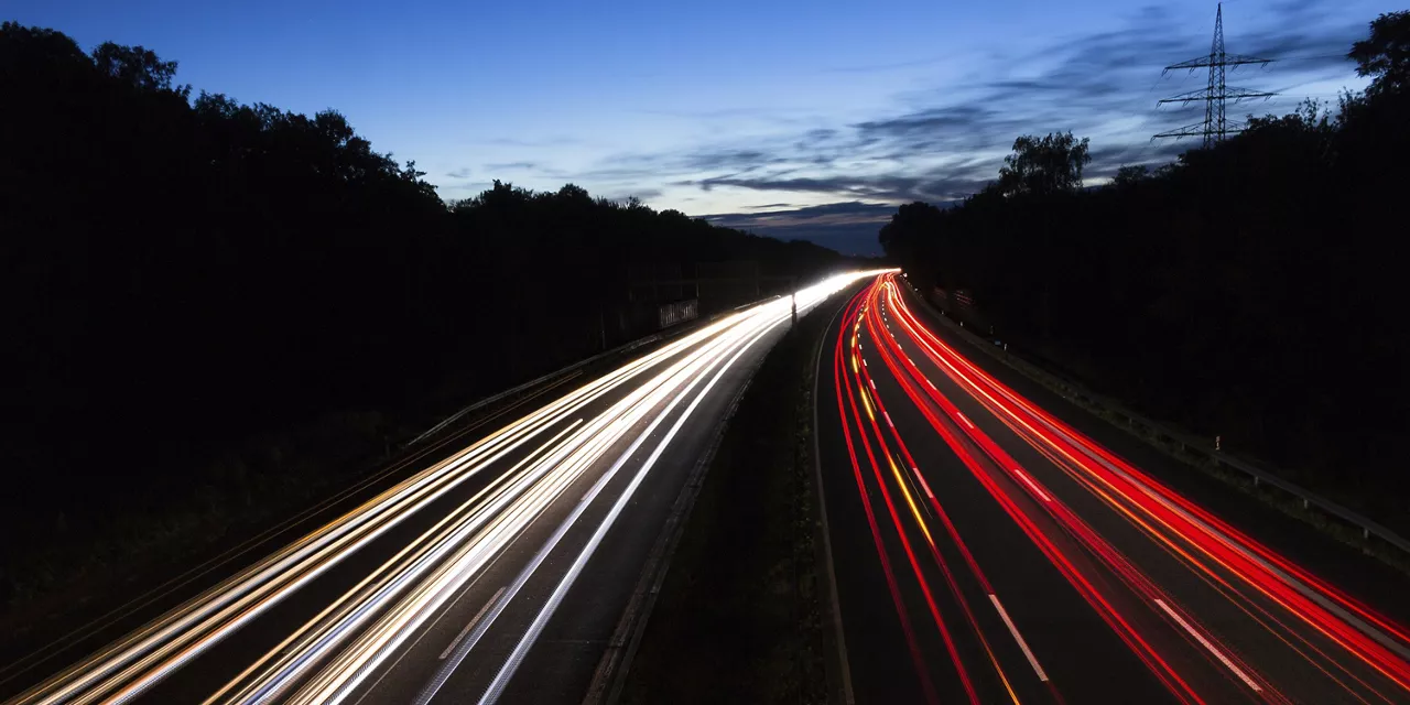 langzeitbelichtete-scheinwerfer-und-rücklichter-von-fahrzeugen-auf-autobahn