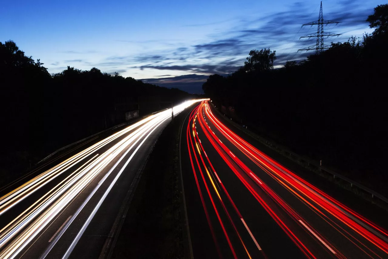 langzeitbelichtete-scheinwerfer-und-rücklichter-von-fahrzeugen-auf-autobahn