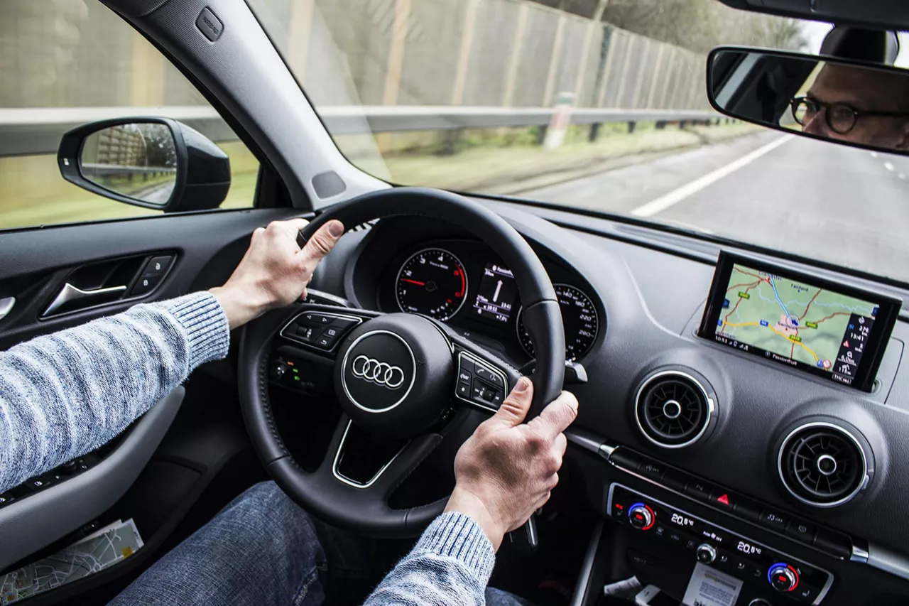 person-am-steuer-eines-autos-von-audi