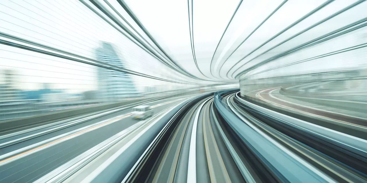 glastunnel-mit-einem-fahrenden-fahrzeug