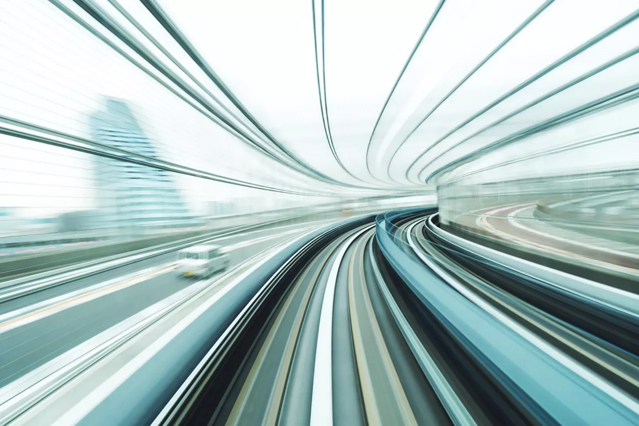 glastunnel-mit-einem-fahrenden-fahrzeug