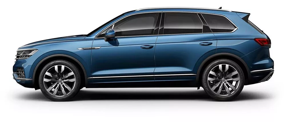 Bok niebieskiego Volkswagena Touareg na białym tle. 