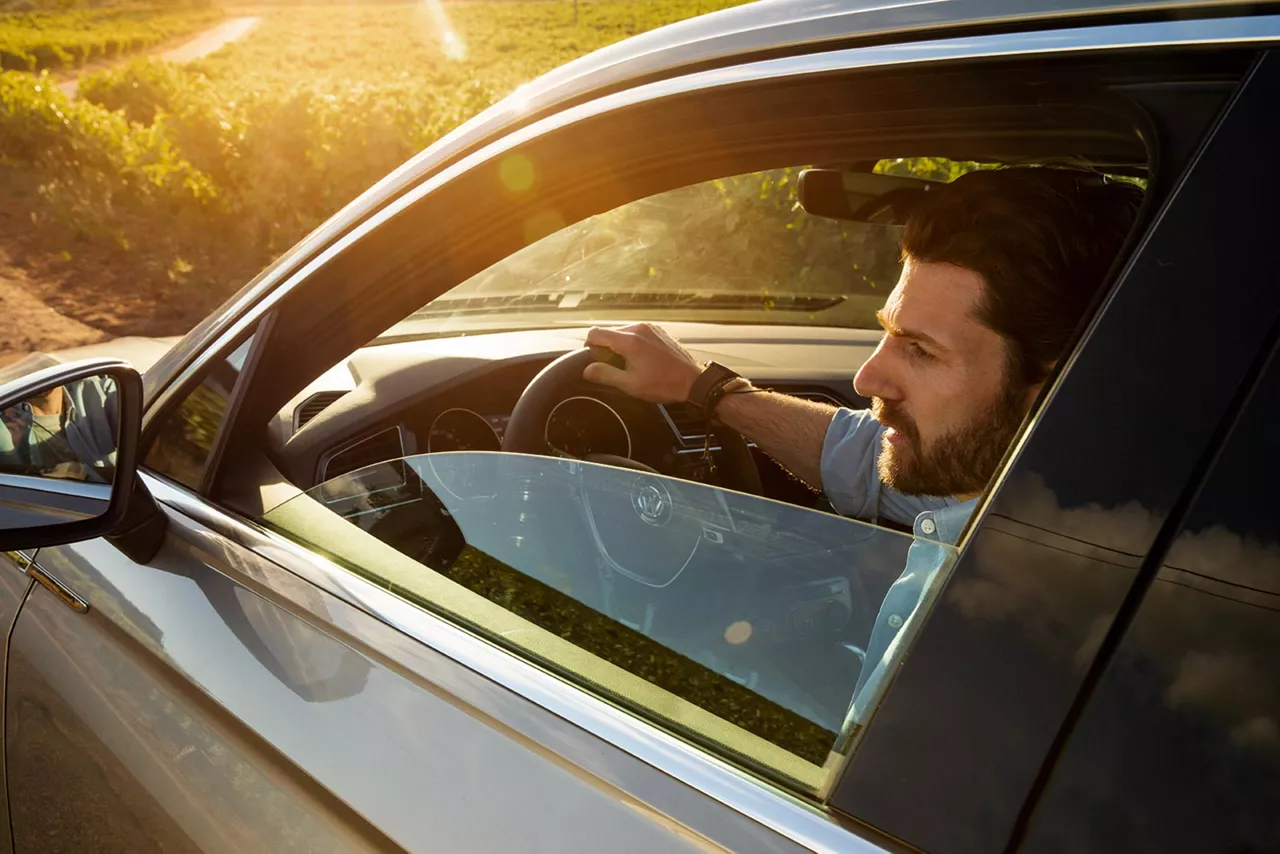 aus-dem-fenster-schauender-mann-am-steuer-eines-autos