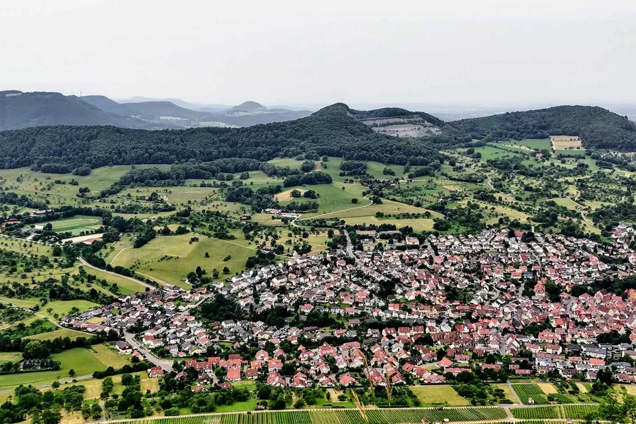 sicht-auf-die-kleinstadt-böblingen-mit-hügeliger-umgebung