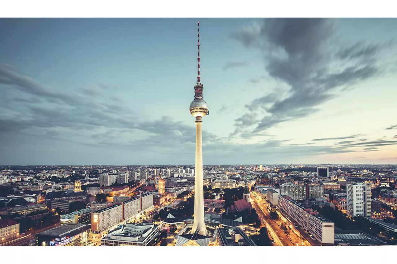 berliner-fernsehturm-bei-dämmerung