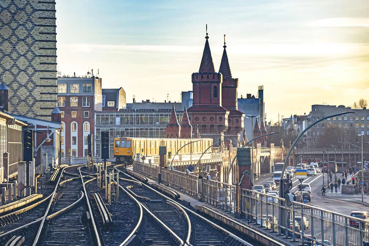 strassenbahn-passiert-die-oberbaumbrücke-in-berlin-neukölln