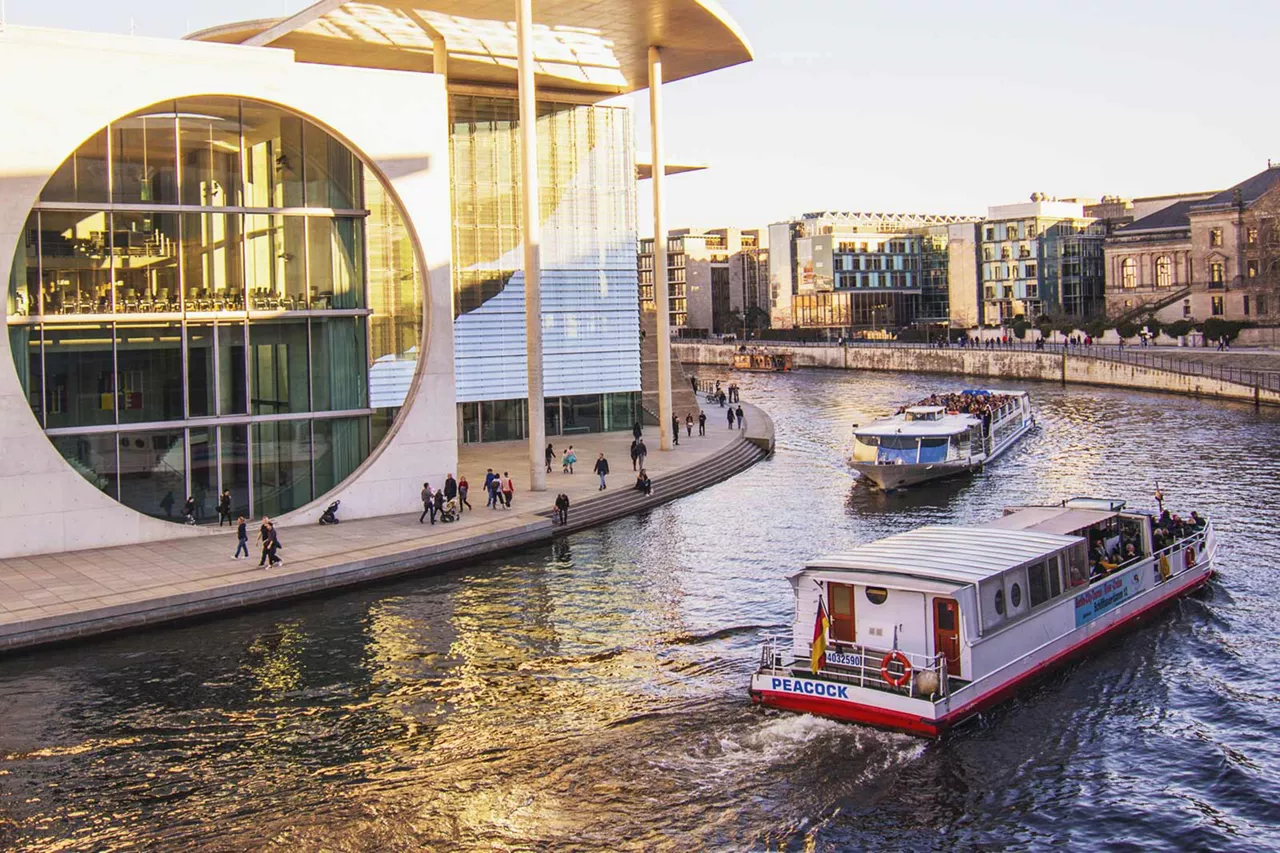 boote-fahren-auf-der-spree-an-den-regierungsgebäuden-vorbei