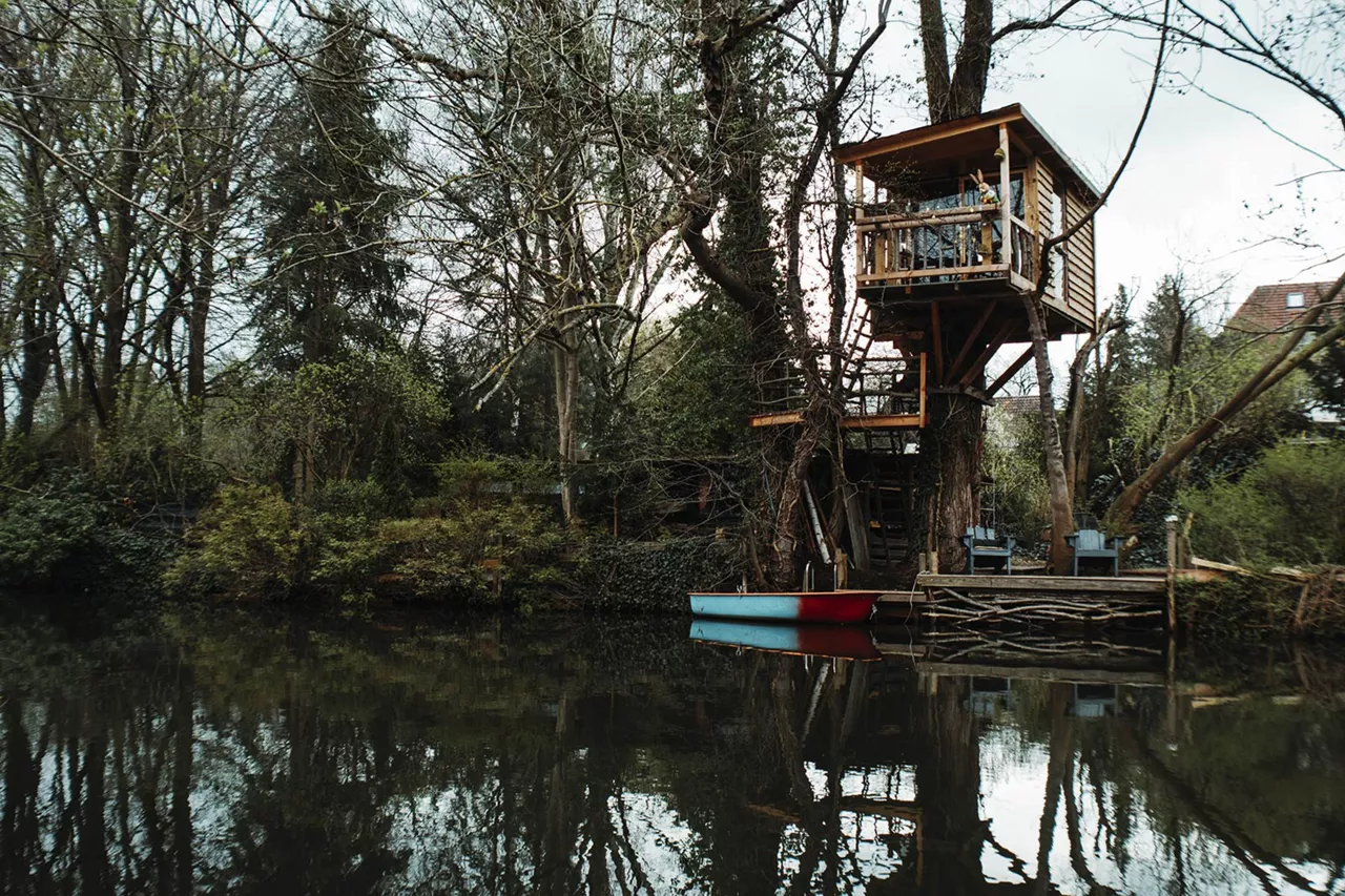 baumhaus-mit-boot-an-dem-fluss-oker-gelegen