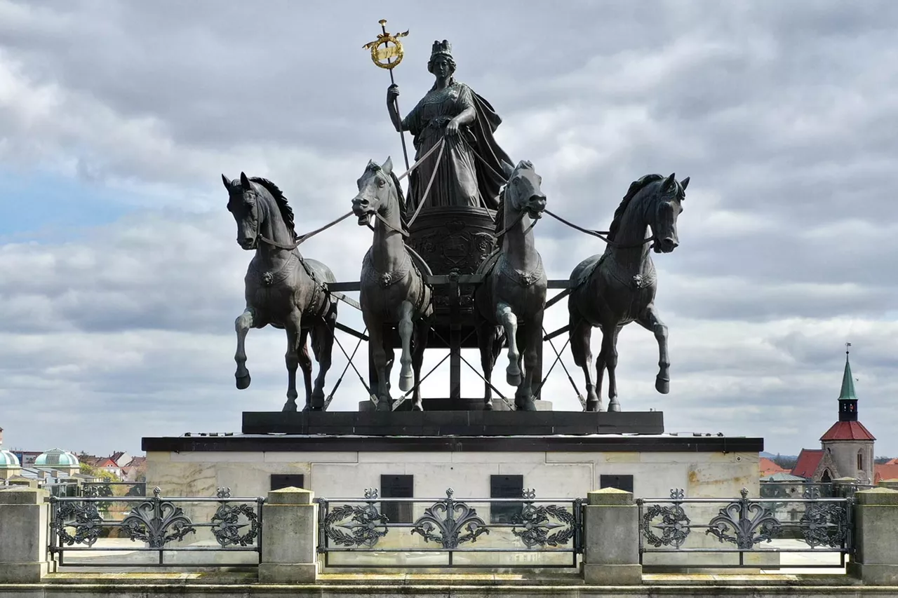 statue-frau-mit-pferden-auf-residenzschloss-in-braunschweig