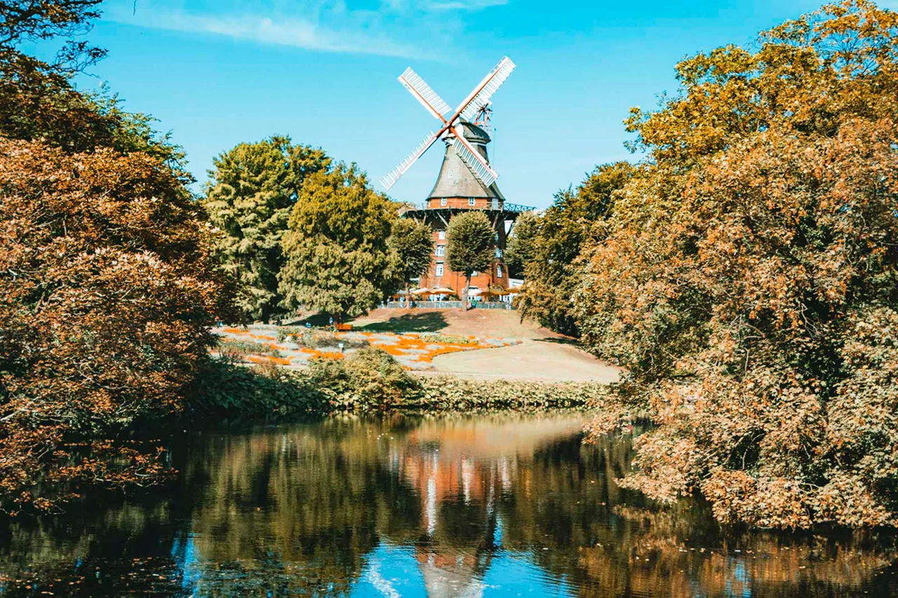 windmühle-am-wall-von-wasser-umgeben