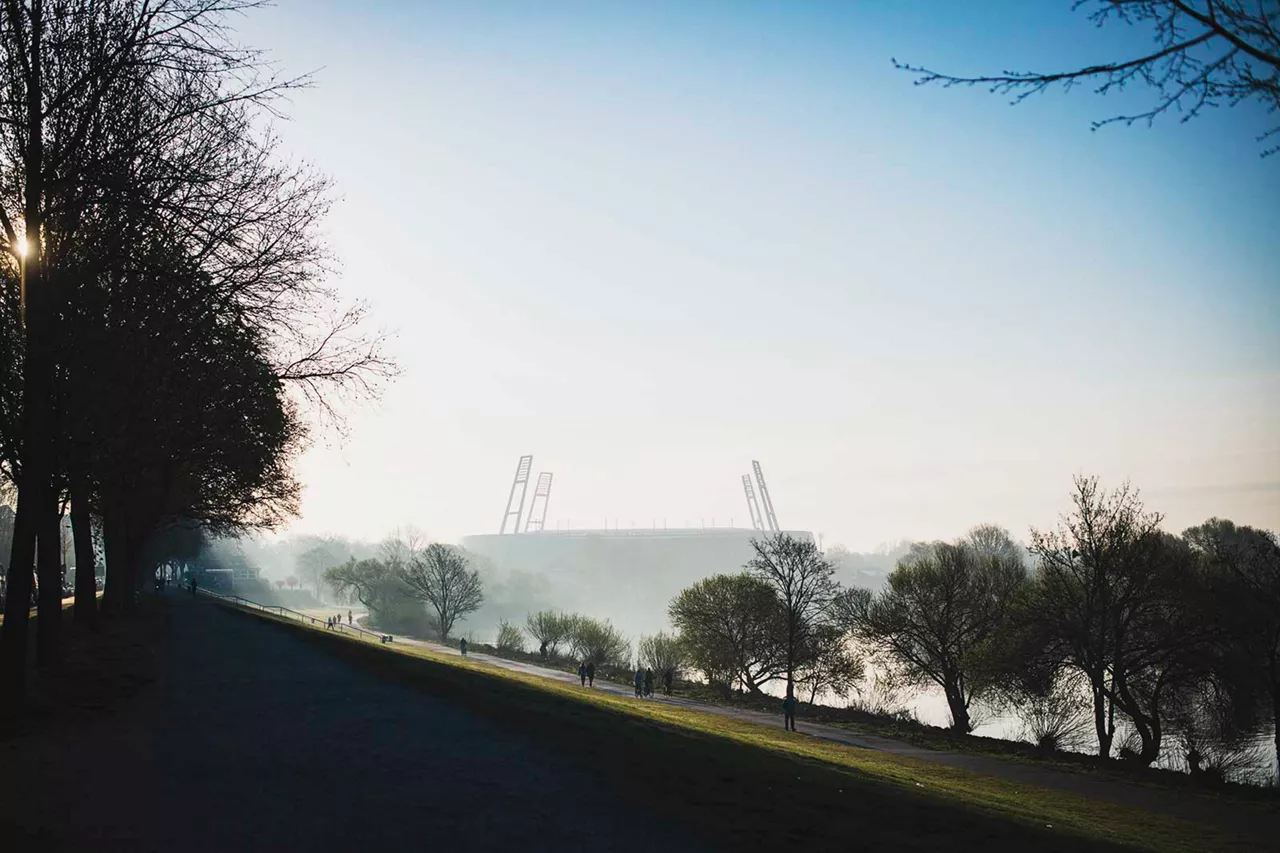 weserpromenade-bremen-mit-weserstadion-im-hintergrund