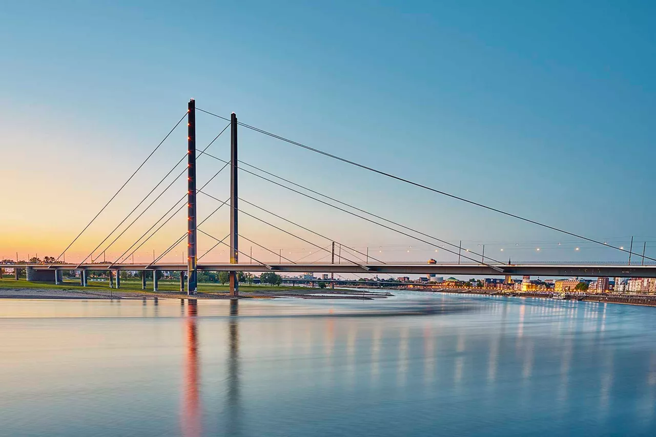 brücke-über-rhein-in-düsseldorf