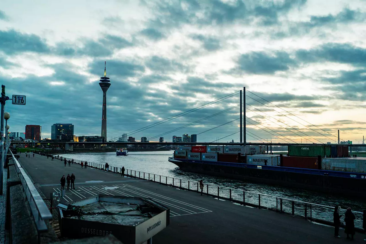 hafen-von-düsseldorf-bei-dämmerung