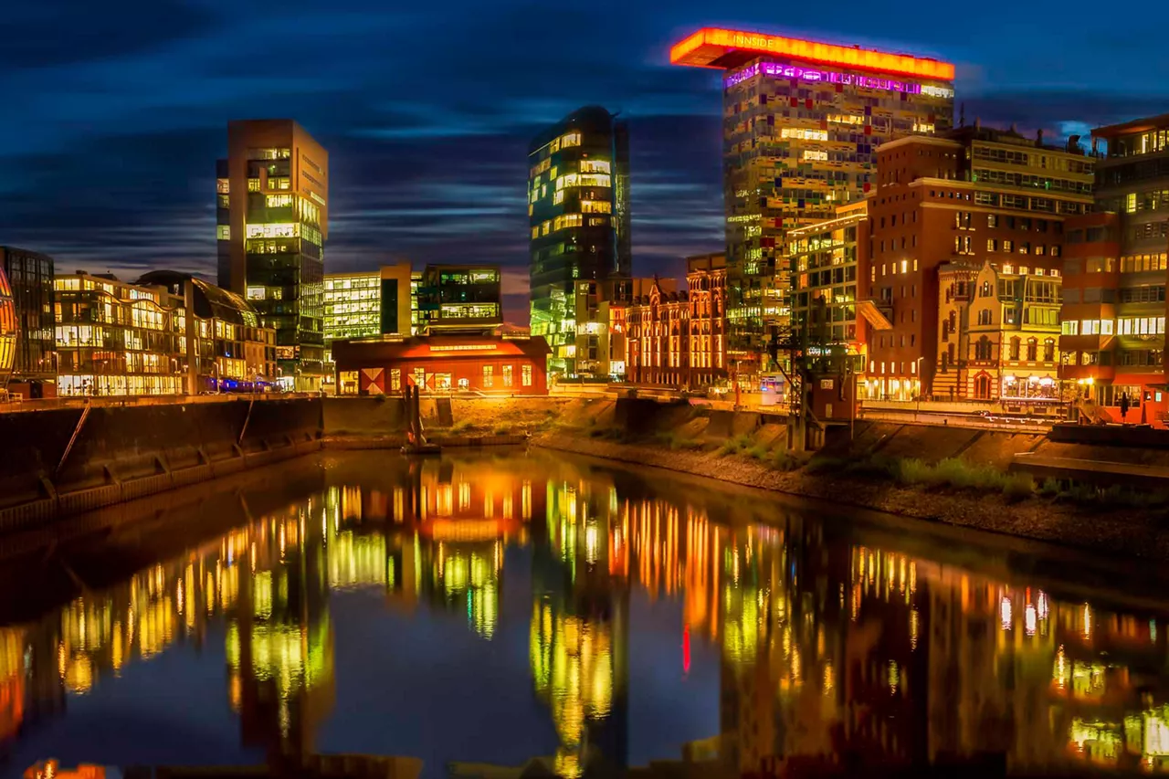 beleuchteter-hafen-düsseldorf-bei-nacht