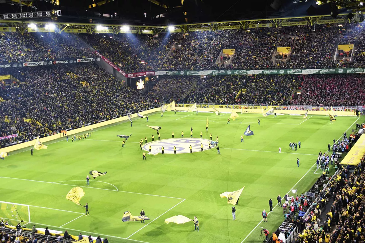 ausverkauftes-stadion-des-bvb-dortmunds