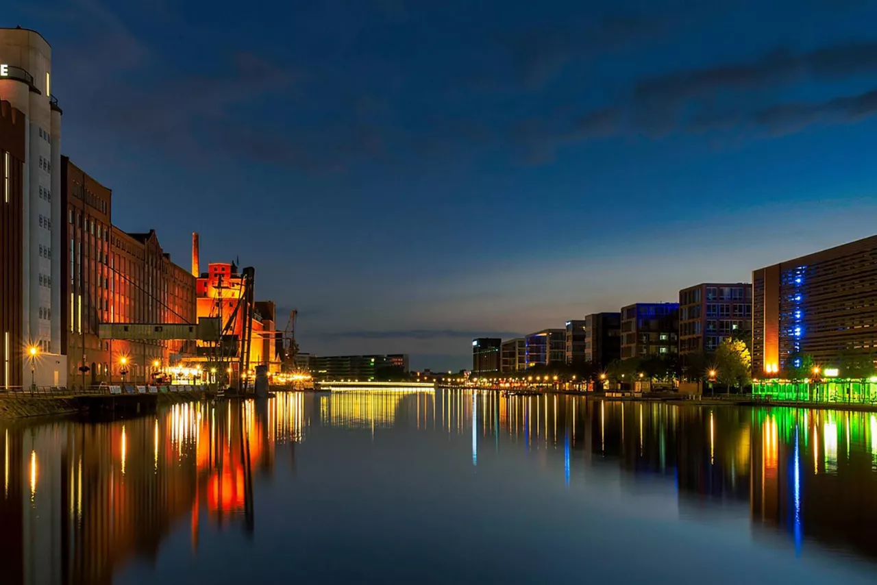 Hafen von Duisburg bei Nacht mit bunter Beleuchtung