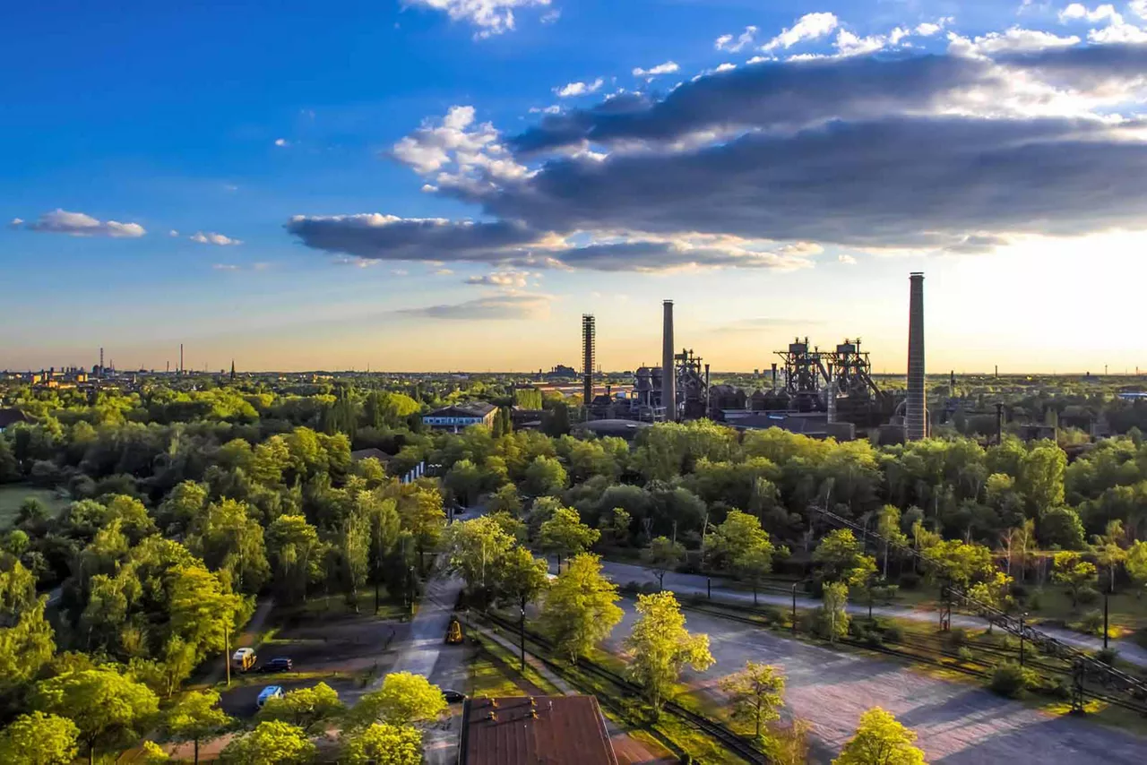 Panorama-Aufnahme vom Industriegebiet von Duisburg bei Sonnenschein
