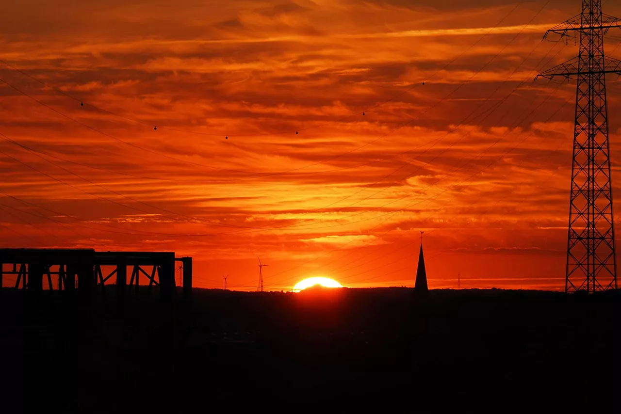 Sonne geht im Industriegebiet von Duisburg auf