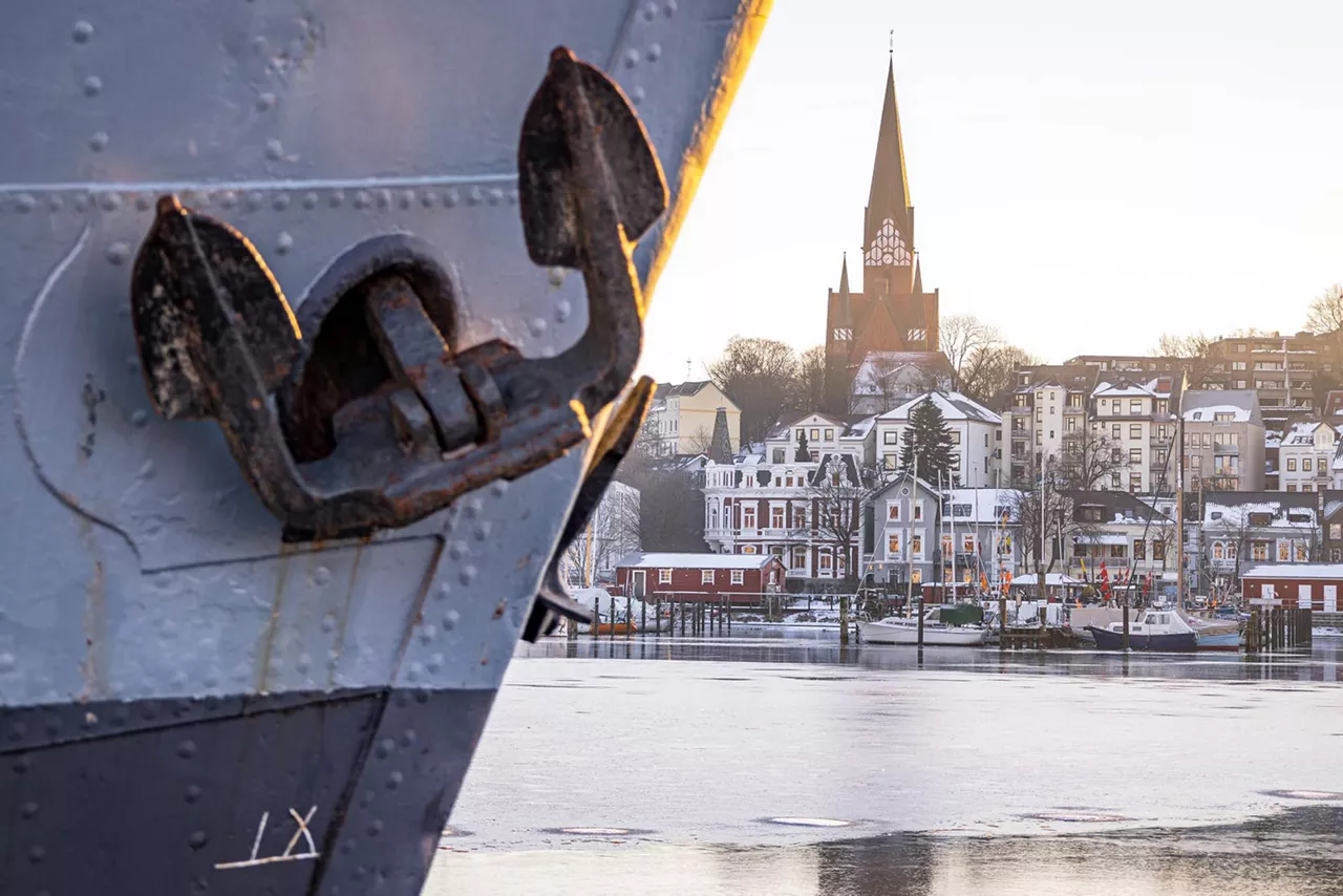 schiffanker-mit-blick-auf-den-flensbuger-hafen