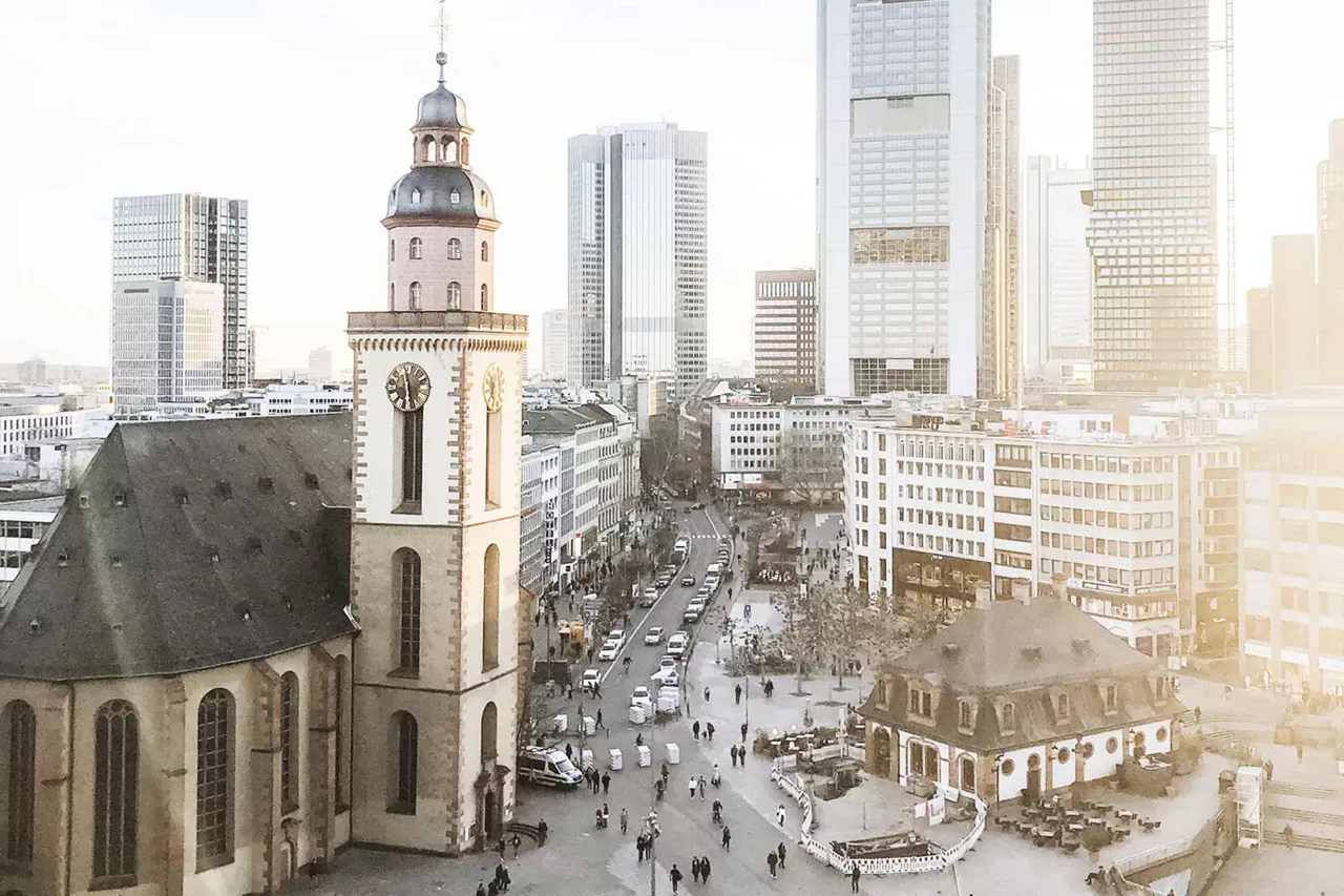 innenstadt-frankfurt-umgeben-von-wolkenkratzern