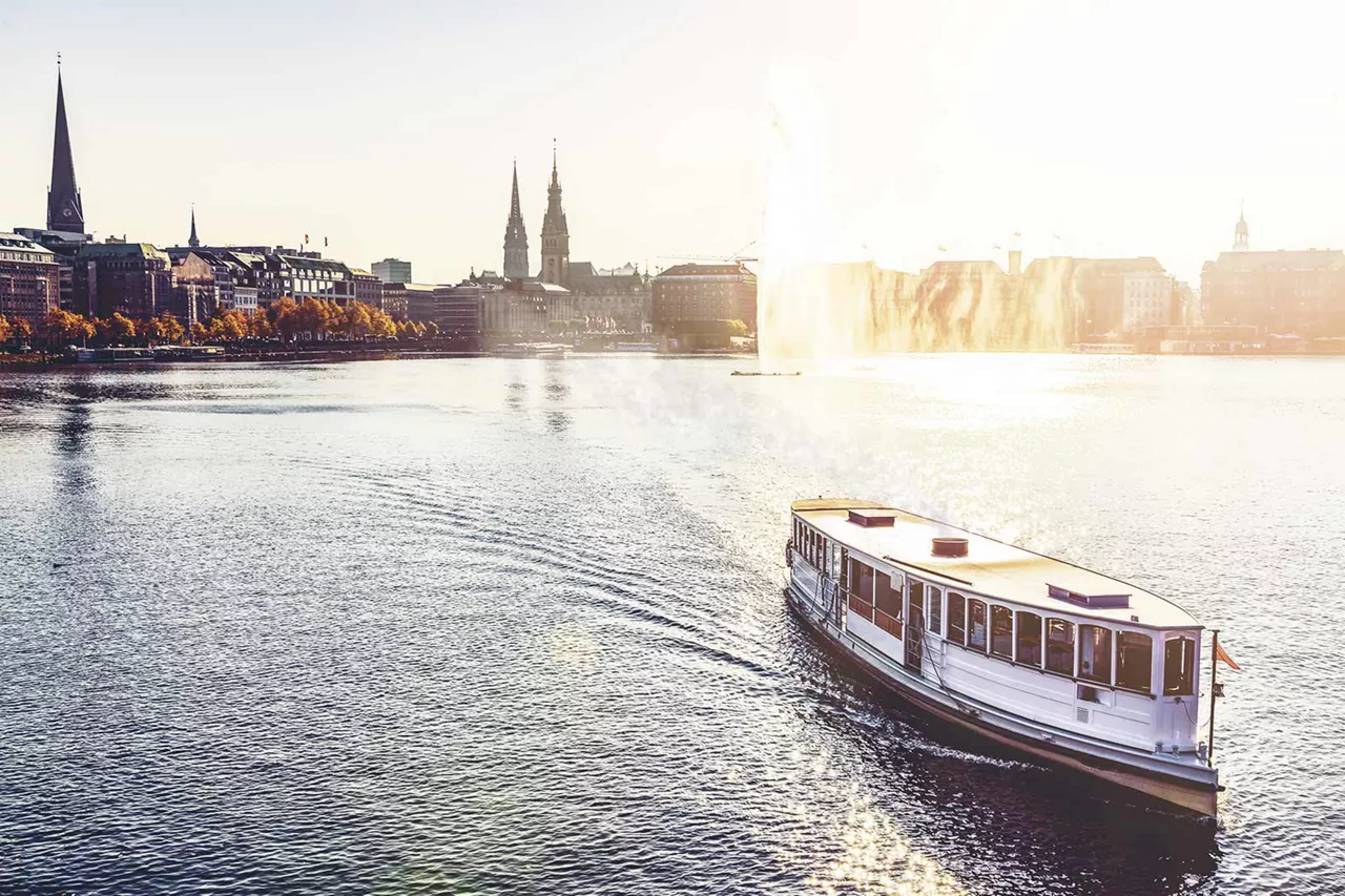 boot-auf-der-binnenalster-bei-sonnenuntergang