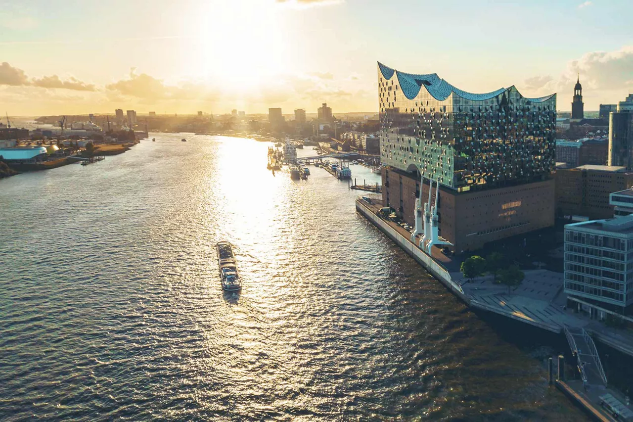 elbphilharmonie-hamburg-am-wasser-gelegen-bei-sonnenuntergang