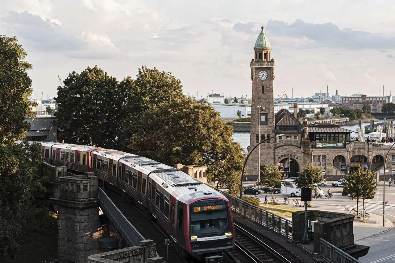 strassenbahn-fährt-an-den-hamburger-landungsbrücken-vorbei