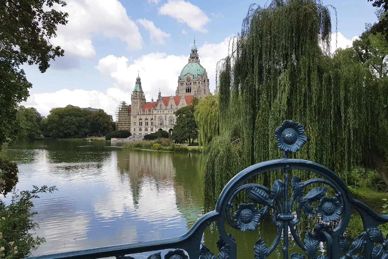 rathhaus-hannover-an-wasser-im-maschpark