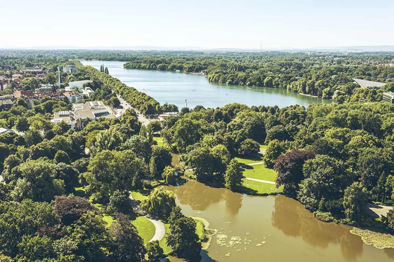 blick-auf-den-maschpark-und-den-dahinterliegenden-maschsee-hannover