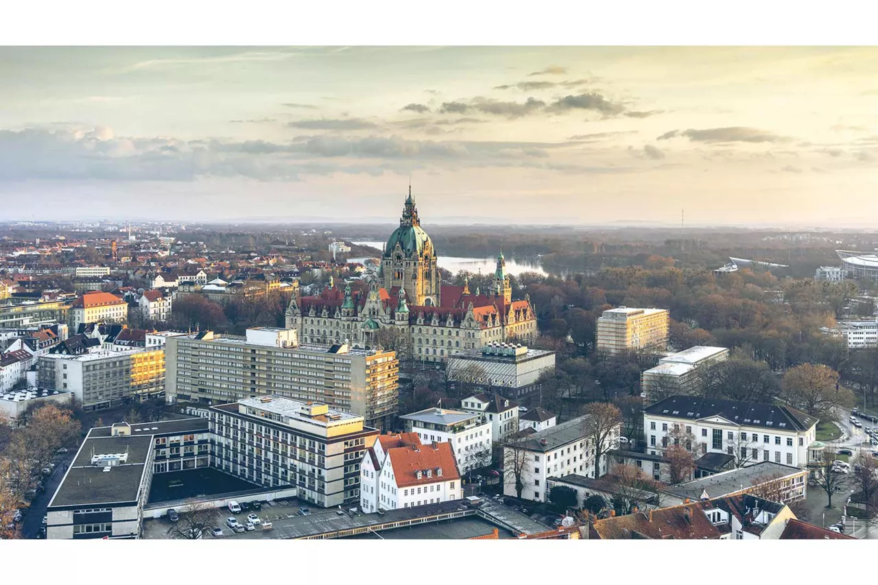 blick-von-oben-auf-das-historische-rathaus-hannover