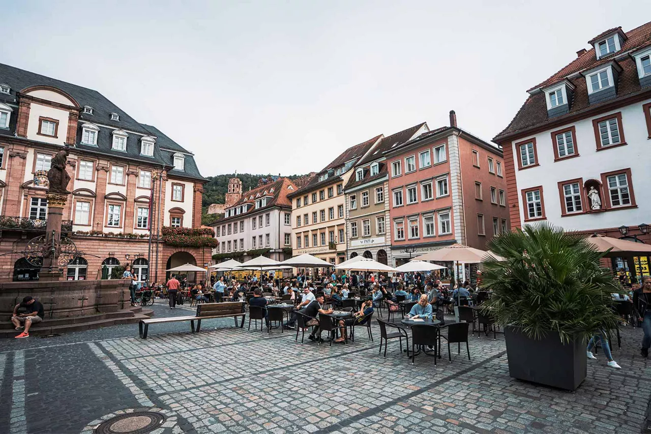 historischer-platz-mit-brunnen-in-heidelberg