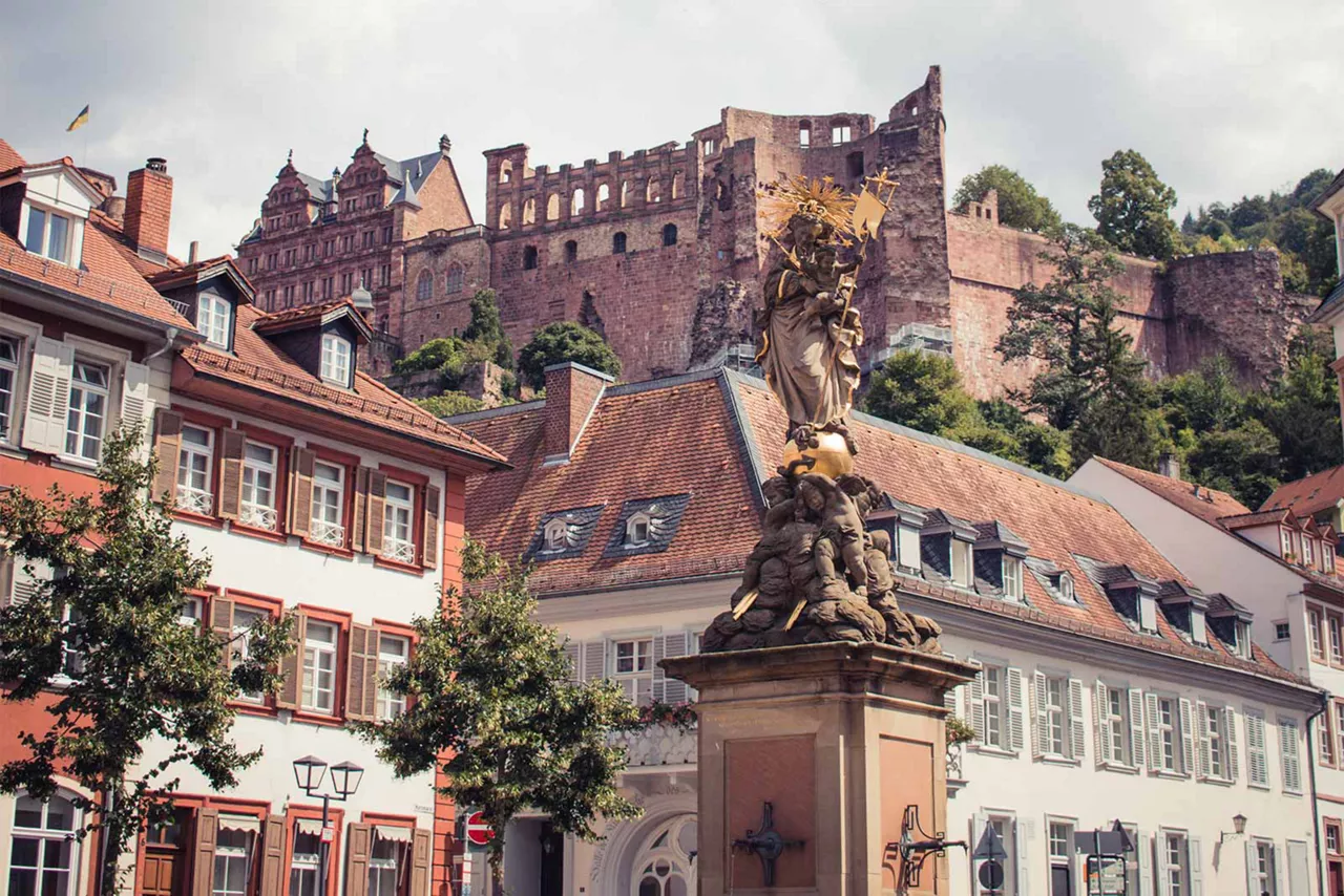 sicht-auf-die-auf-dem-berg-liegende-burg-von-heidelberg