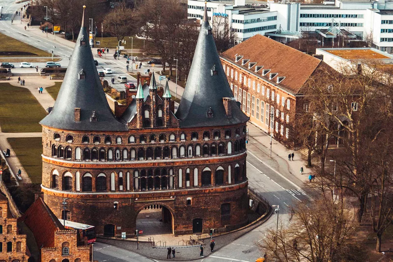 holstentor-in-lübeck-von-oben