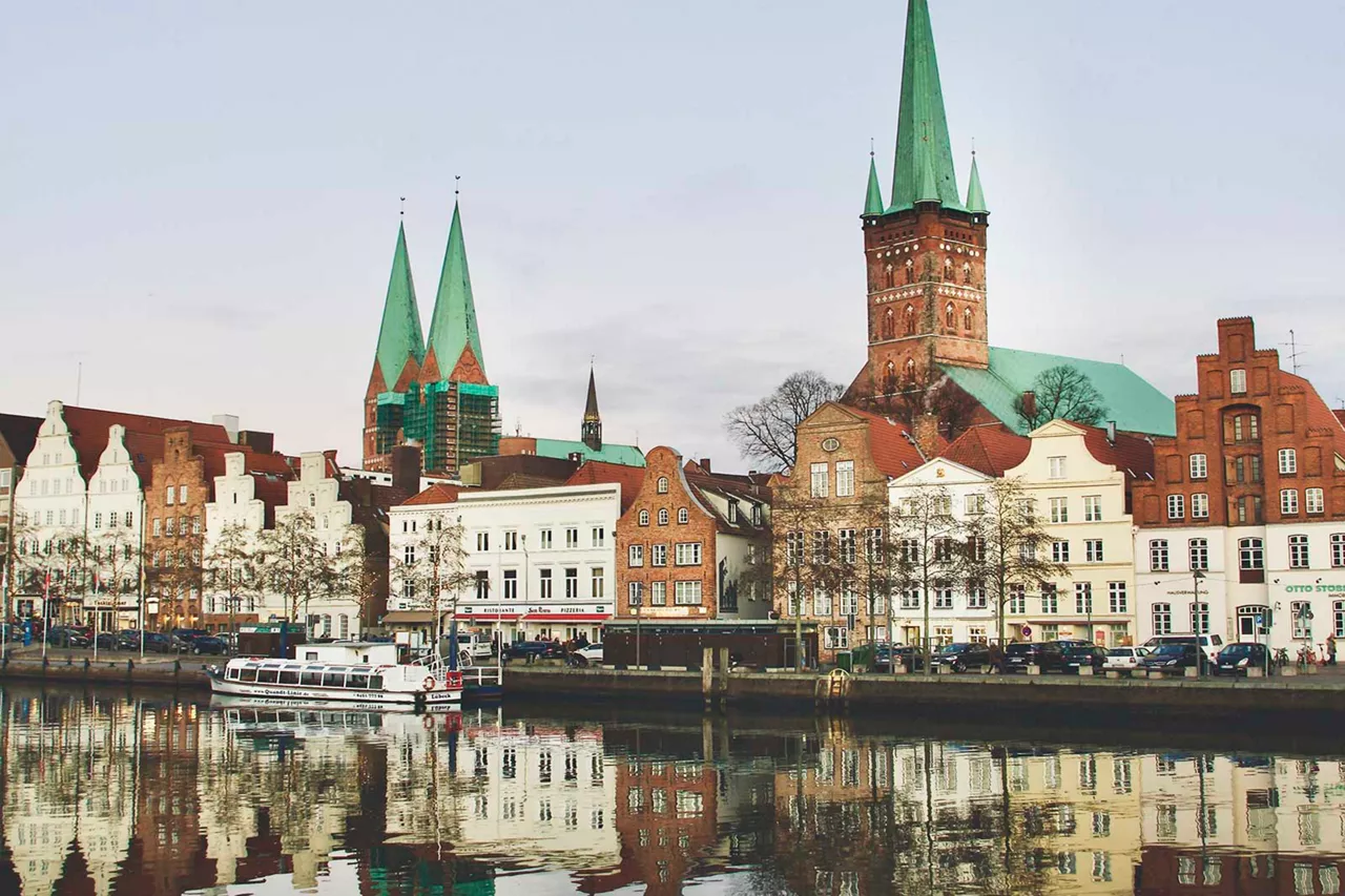 historisches-gebäude-am-wasser