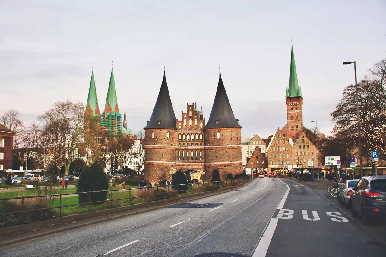 blick-auf-das-holstentor-in-lübeck