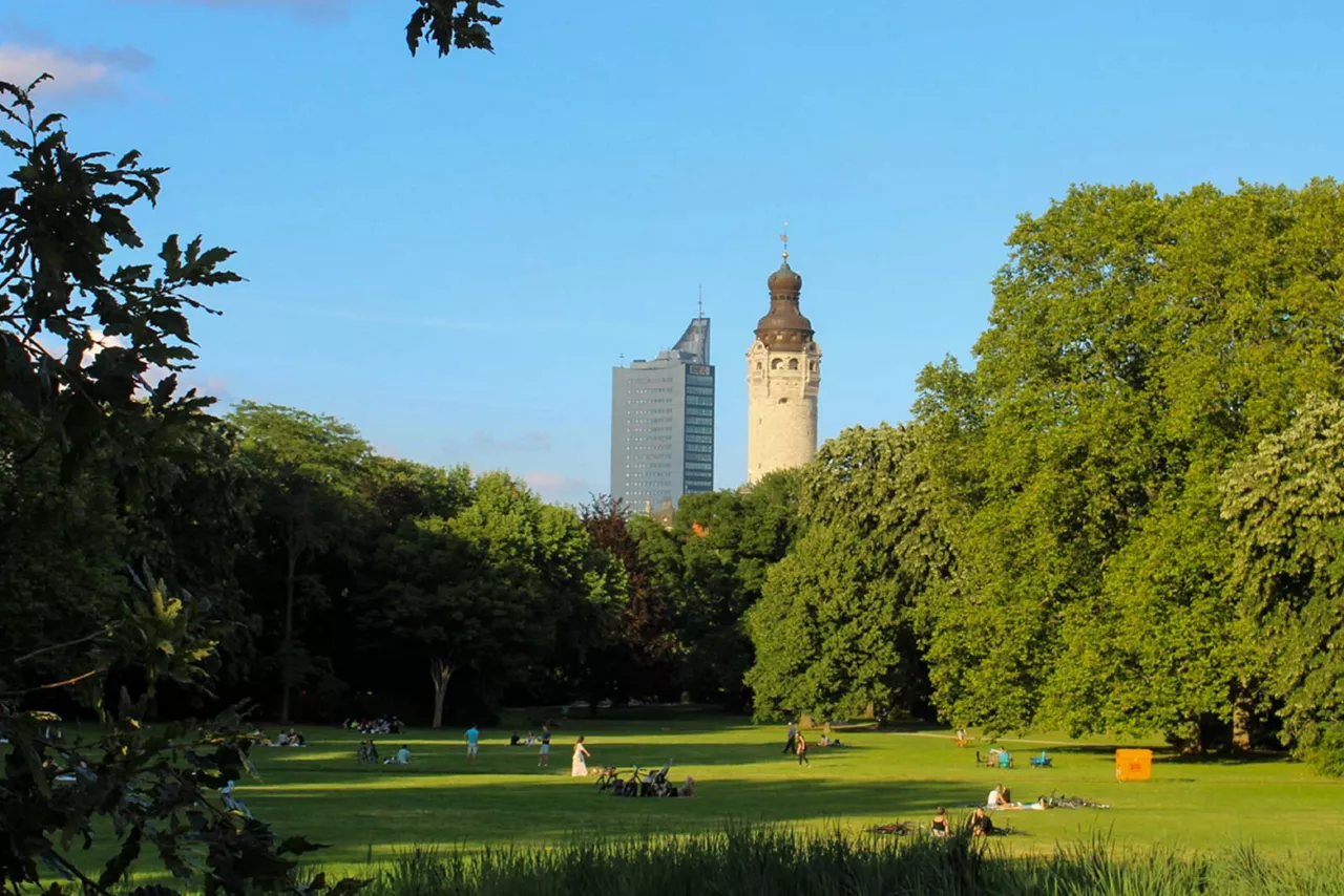 grüner-park-leipzig-mit-zwei-hohen-gebäuden-im-hintergrund