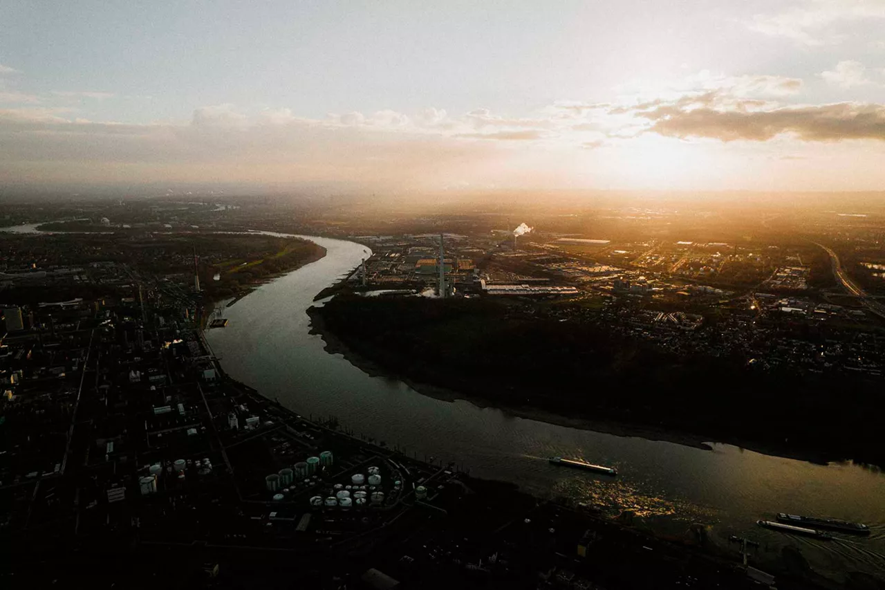 blick-auf-den-fluss-rhein-der-durch-leverkusen-fliesst