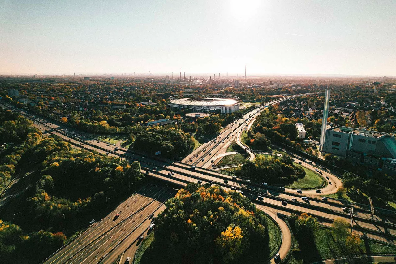 autobahnnetz-in-leverkusen-mit-stadion-im-hintergrund