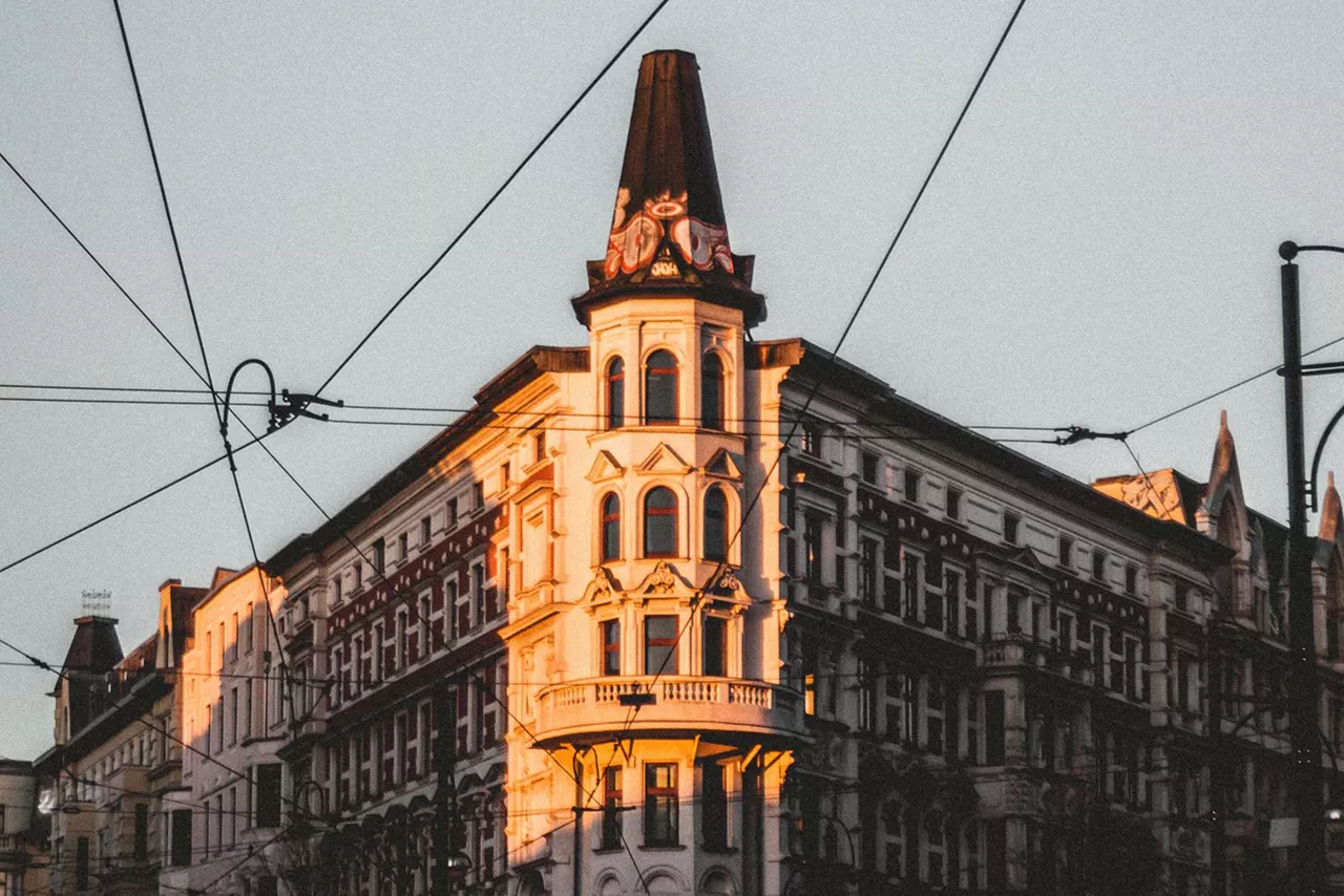 historisches-gebäude-in-madgeburg-bei-sonnenuntergang