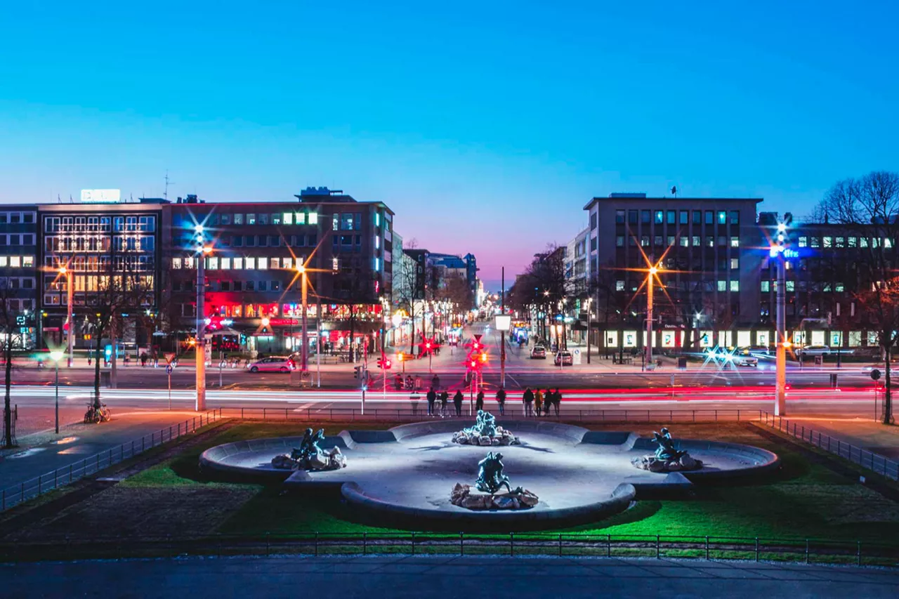 skulpturen-innenstadt-mannheim-bei-dämmerung