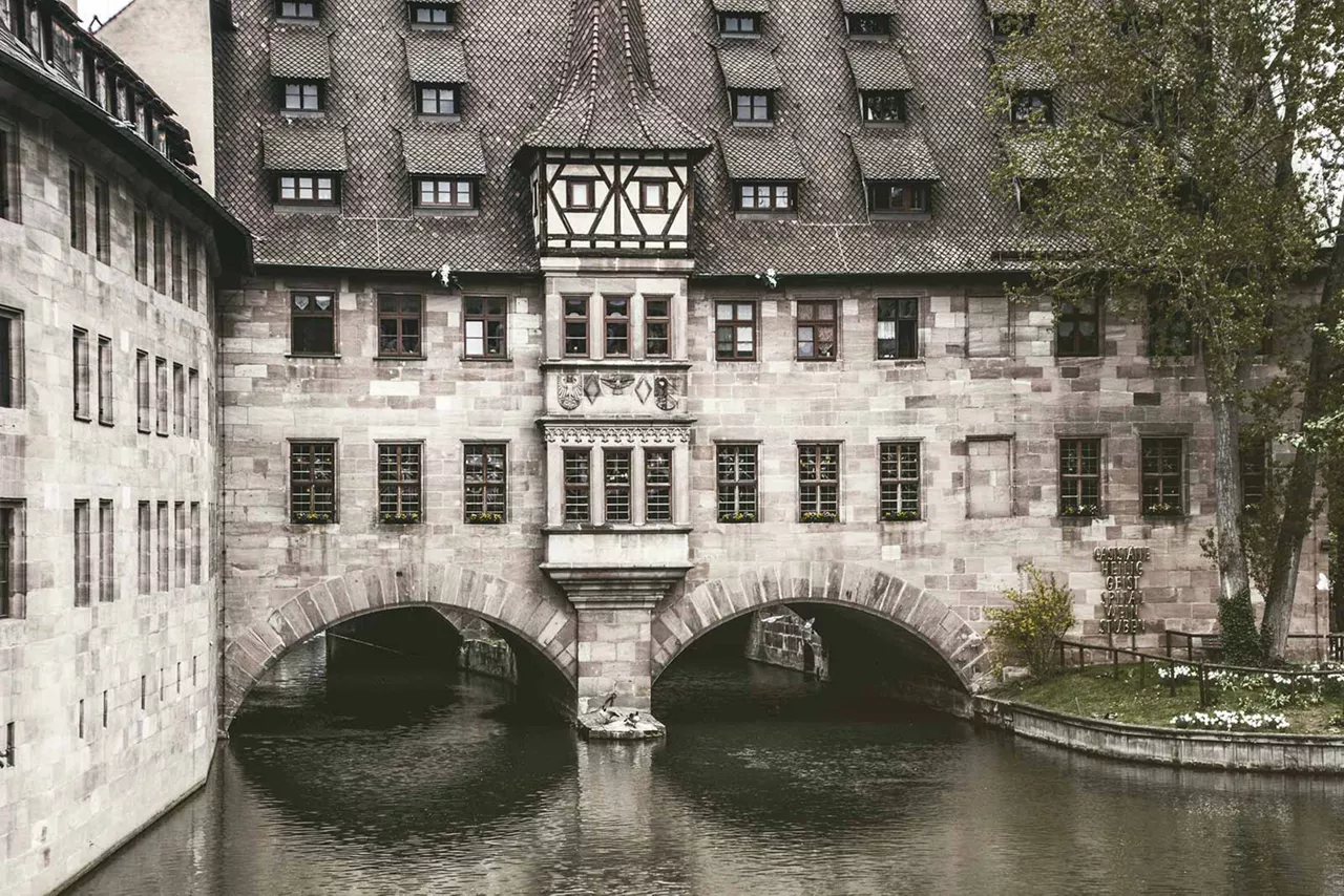 historisches-gebäude-in-nürnberg-unter-dem-ein-fluss-entlangläuft