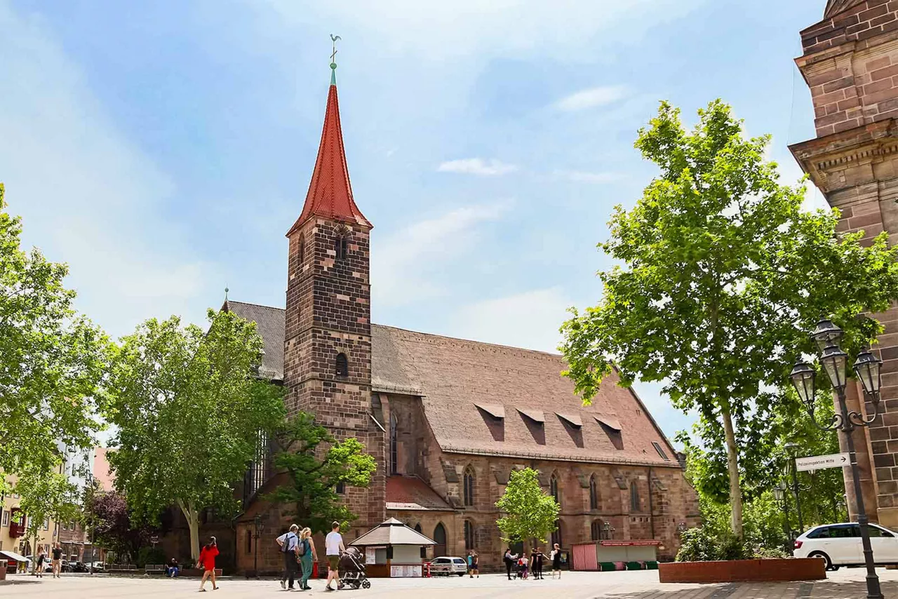 platz-in-nürnberg-mit-kirche