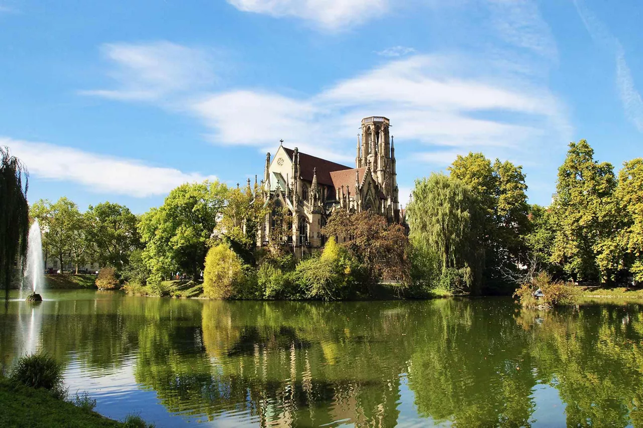 historisches-gebäude-am-wasser