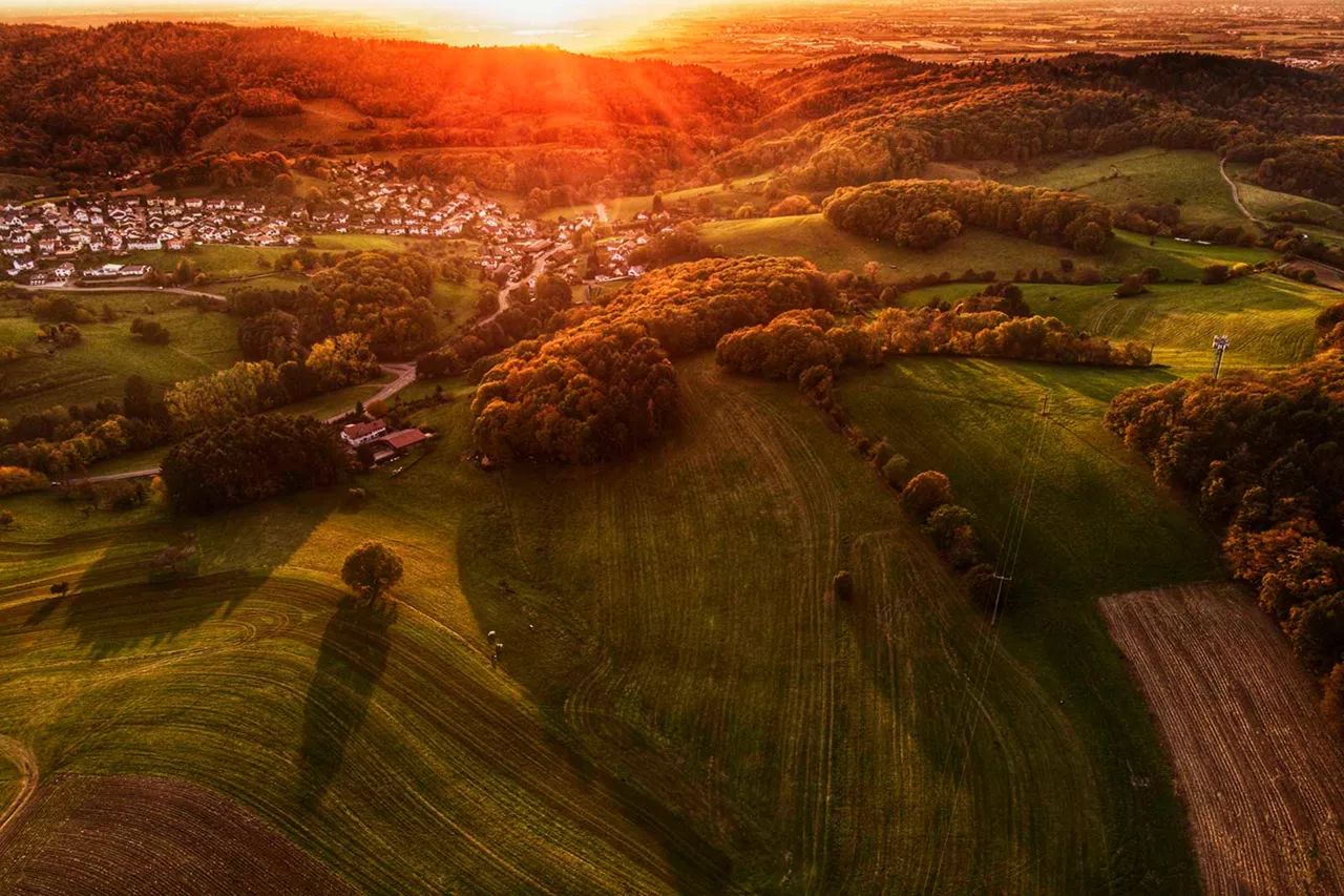 felder-und-stadt-von-oben-bei-sonnenuntergang