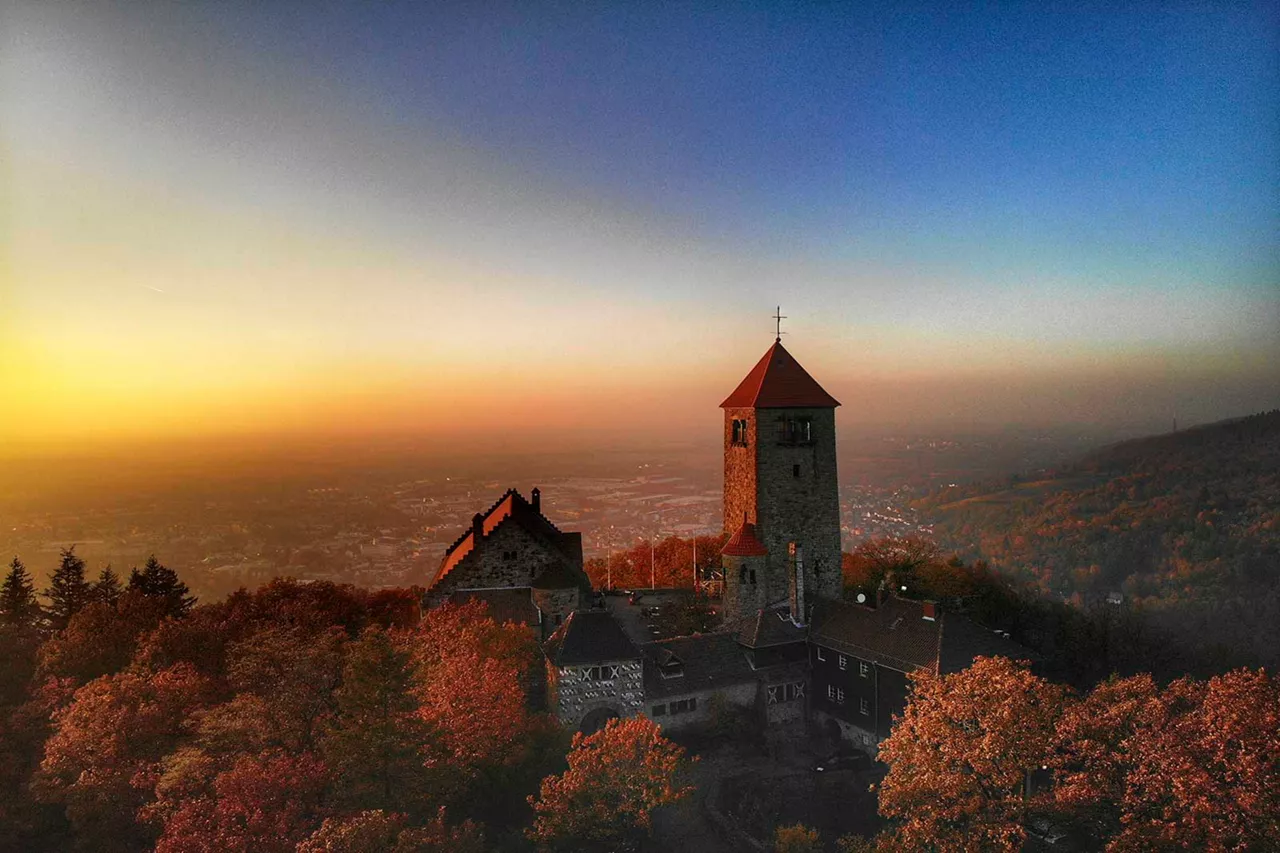 historisches-gebäude-in-den-bergen-rund-um-weinheim