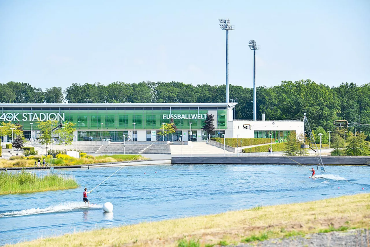 wassersportanlage-im-sportpark-mit-fussballstadion-im-hintergrund