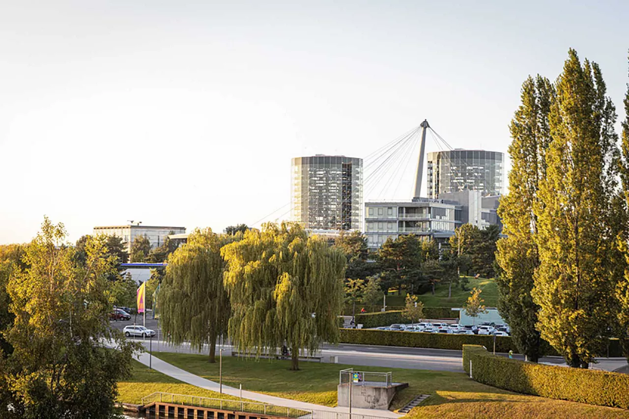 autostadt-wolfsburg-mit-blick-auf-die-zwei-glastürme